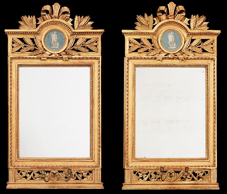 SPEGELLAMPETTER, ett par, för två ljus, av Lago Lundén (spegelmakare i Stockholm 1773-1819). Gustavianska.