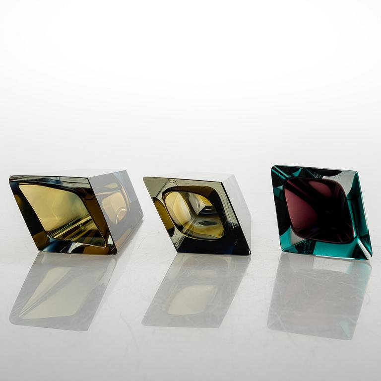 KAJ FRANCK, VASER, 3 st, "Prisma", glas. Signerade K Franck Nuutajärvi Notsjö -64/-68/-69.