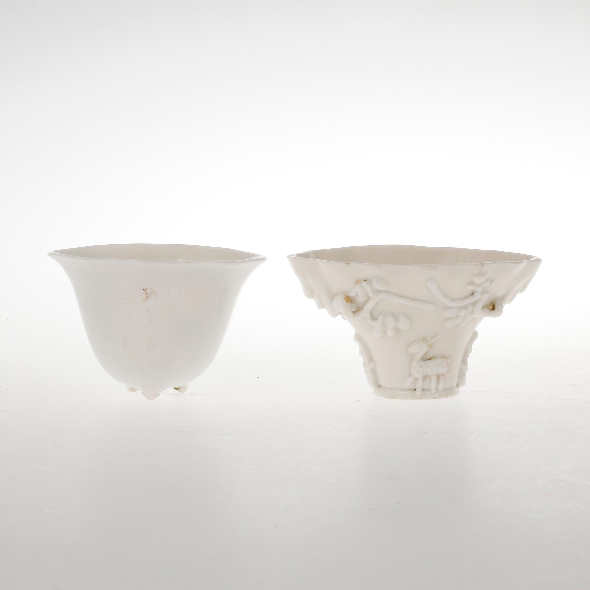 VINOFFERBÄGARE, 2 st, blanc de chine, Qingdynastin (1664-1912).