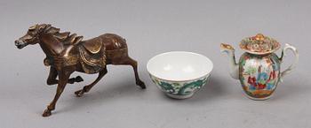 PARTI KINESISKT, 3 delar, brons och porslin. 1800-1900-tal.