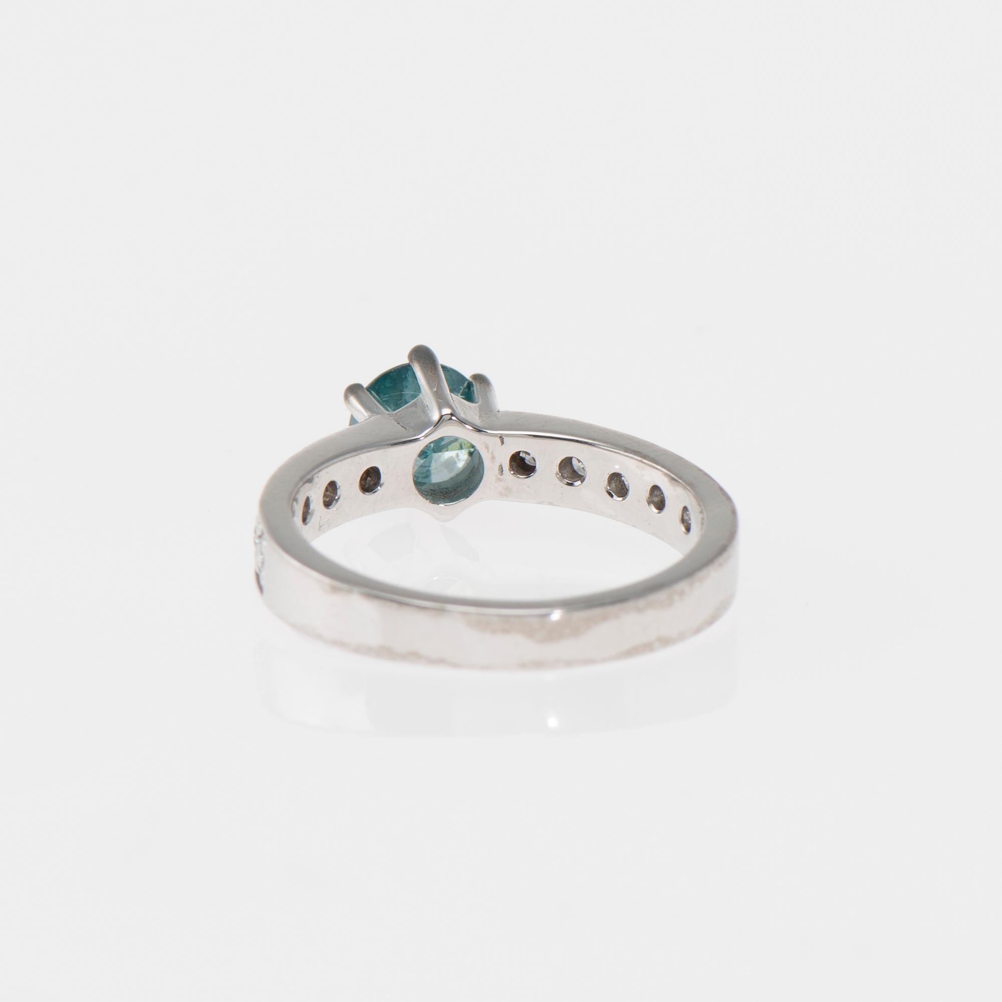 RING, 18K vitguld, färgad blå diamant, briljantslipade diamanter. Vikt ca 5,0 g.