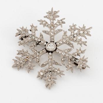 Brosch i form av en snöflinga, design av Alma Pihl, för Fabergé.