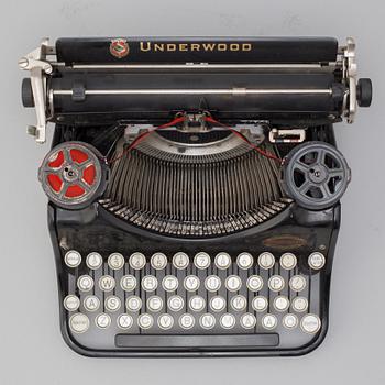 A early 20th century Underwood typewriter.
