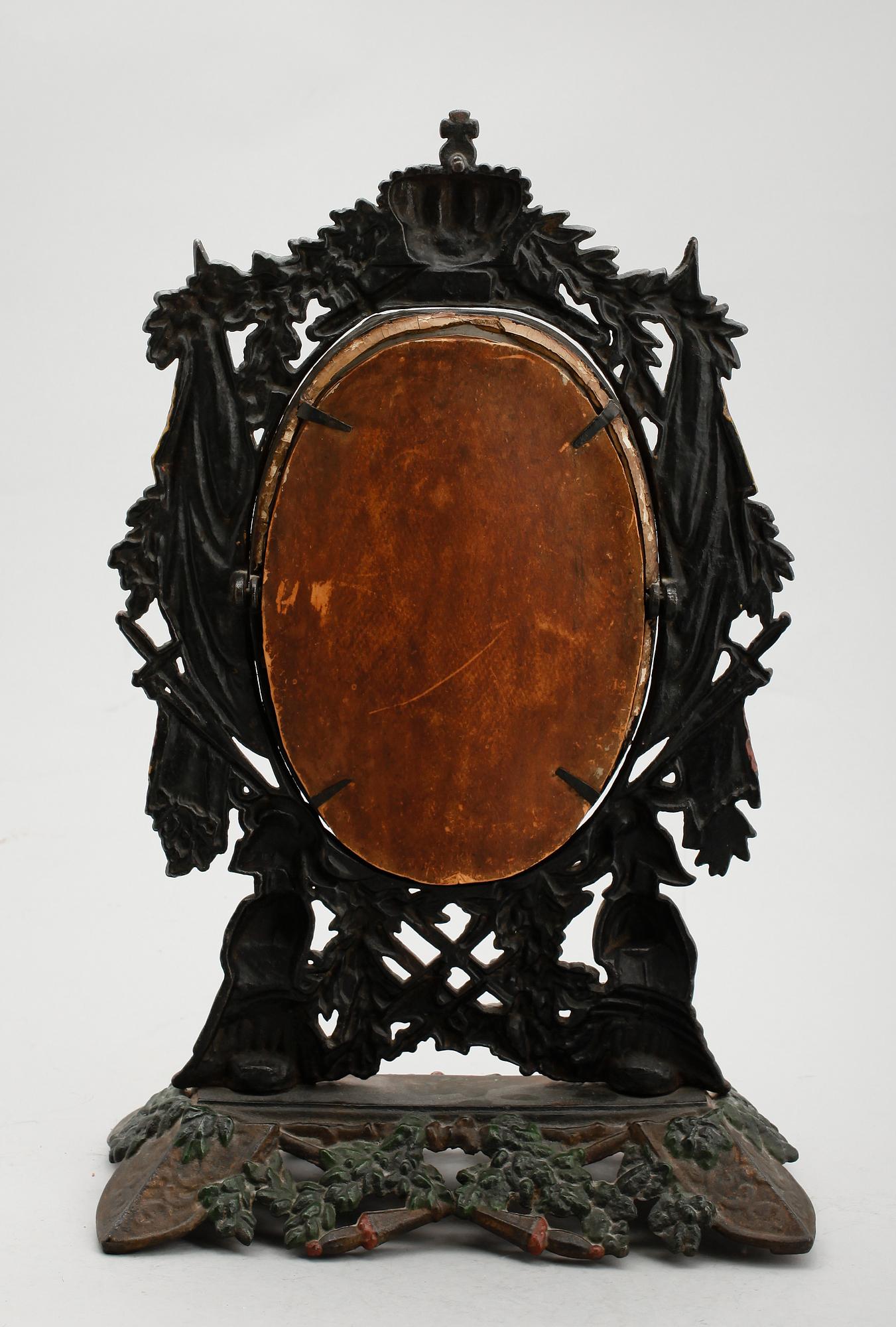 BORDSSPEGEL, bemålat gjutgods, sent 1800-tal.