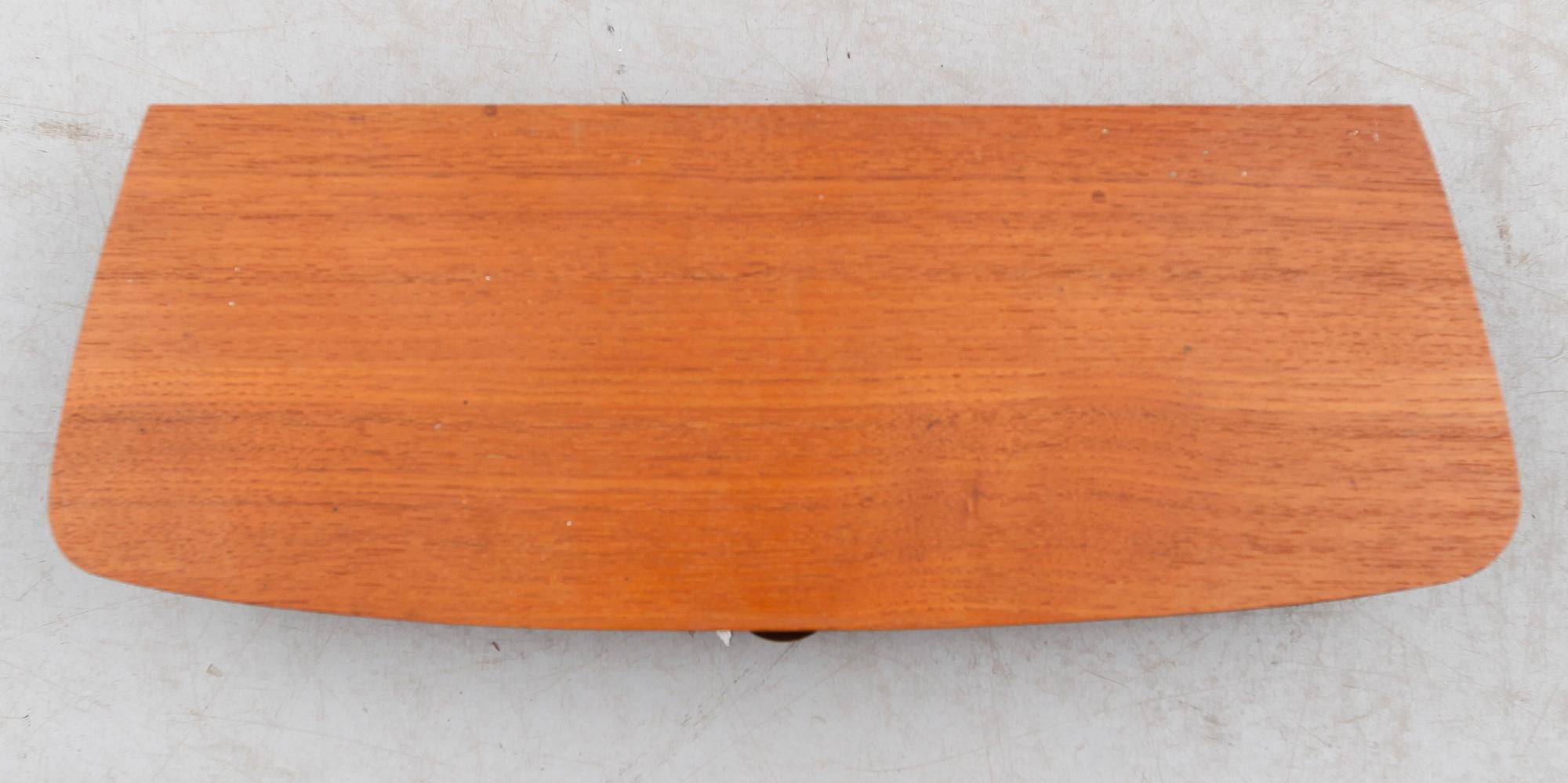 SPEGEL OCH KONSOLHYLLA, Danmark, 1900-talets andra hälft.