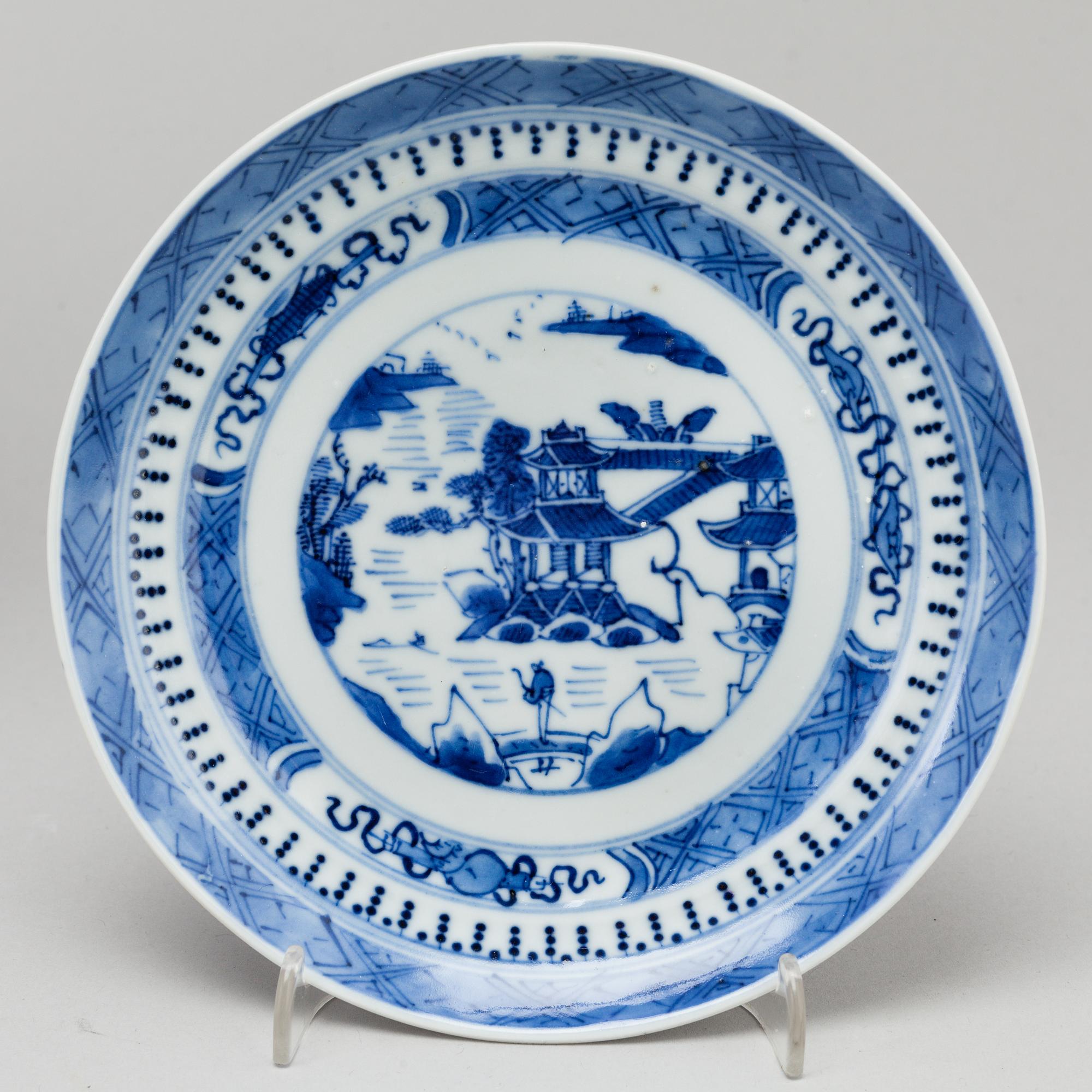 A Qianlong porcelain platter and seven 19th century dishes, Qing dynasty.