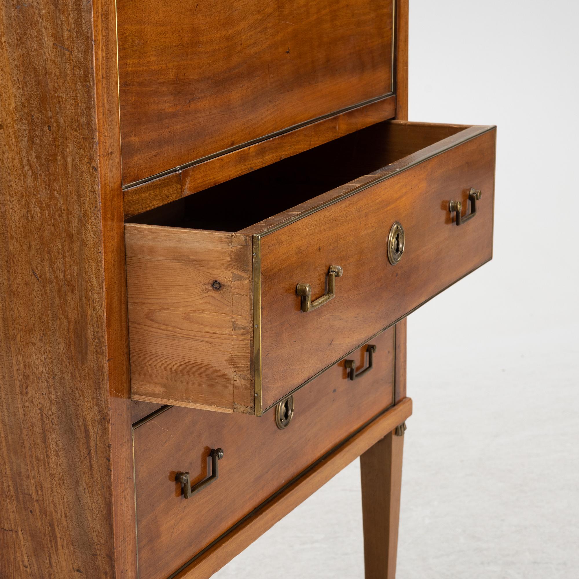 A late Gustavian secretaire, around 1800.