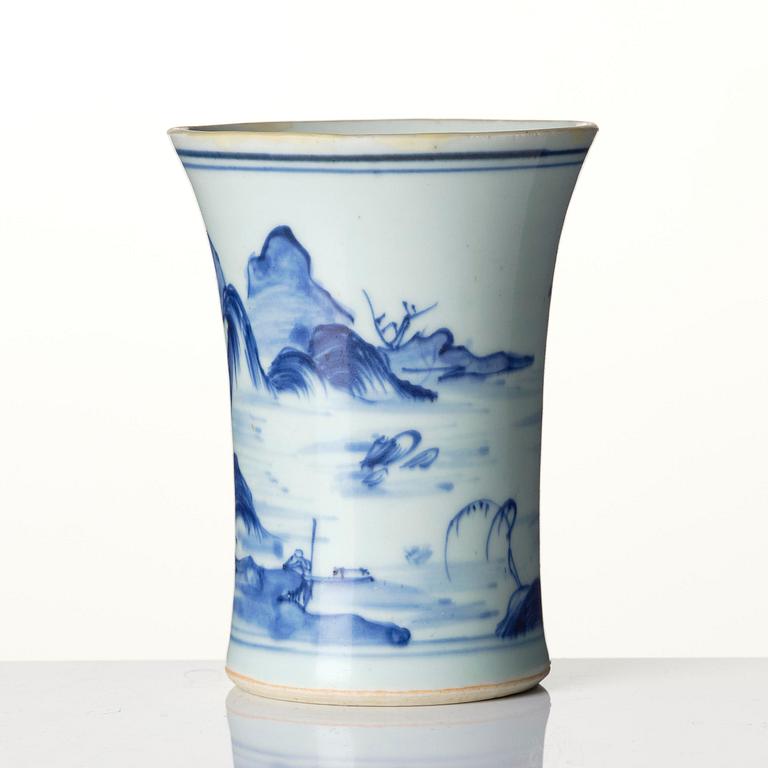A blue and white brushpot and a dish, Tianqi/Chongzhen, mid 17th century.