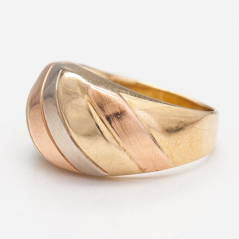 A ring and a pari of earrings made of 14K gold.