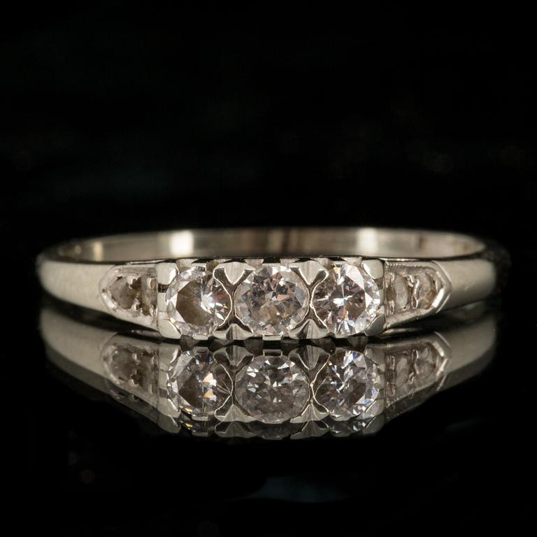 RING, 18 k vitguld med diamanter. Gustaf Dahlgren & Co, Malmö 1947. Vikt ca 1,3 gram.