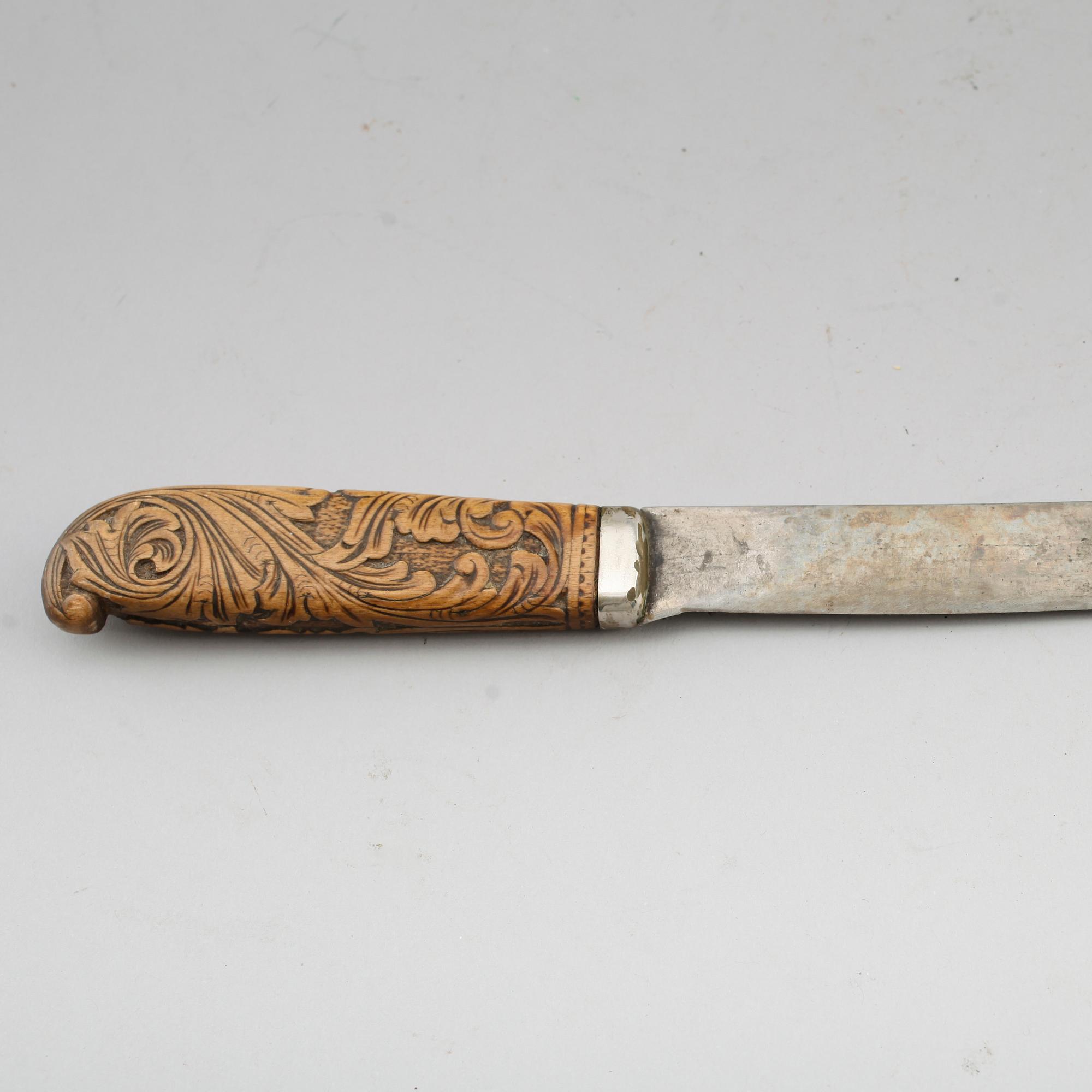 KNIV, fäste av skuret trä, omkring år 1900.