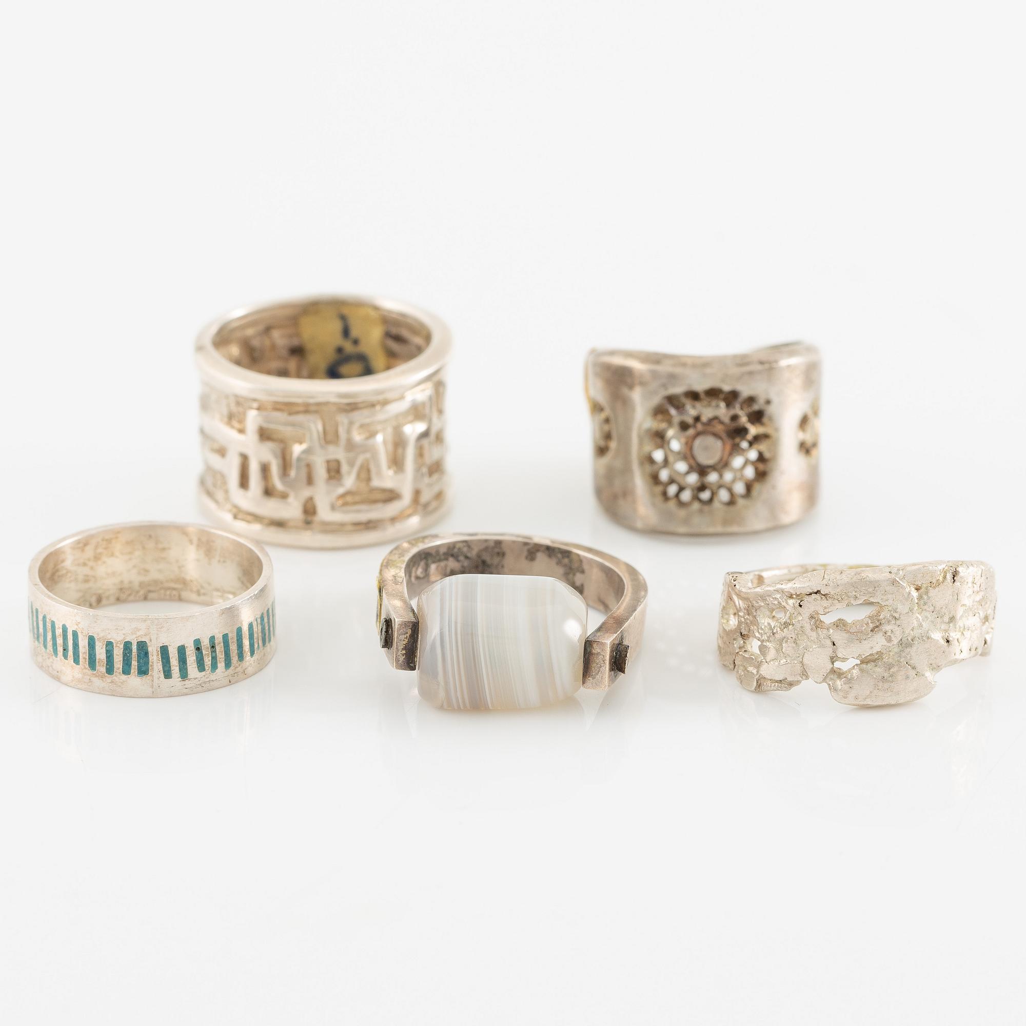 Lars Arby, fem ringar, silver, en med agat.