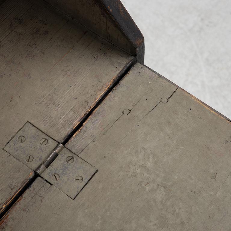 A writing cabinet, 18th/19th century.