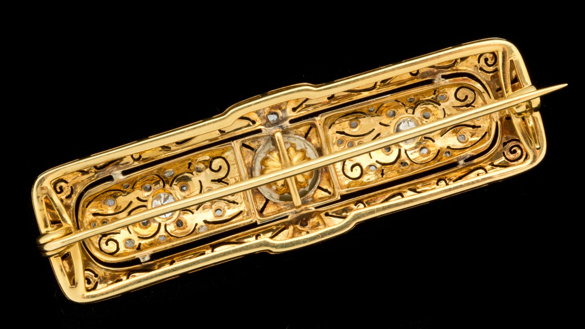 BROSCH, 18 k guld -vitguld med odlad pärla samt gammalslipade diamanter. Vikt ca 8 g.