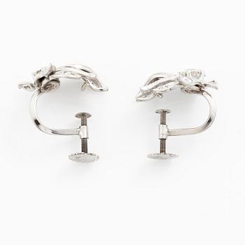 Ett par örhängen 18K vitguld med runda briljantslipade diamanter.