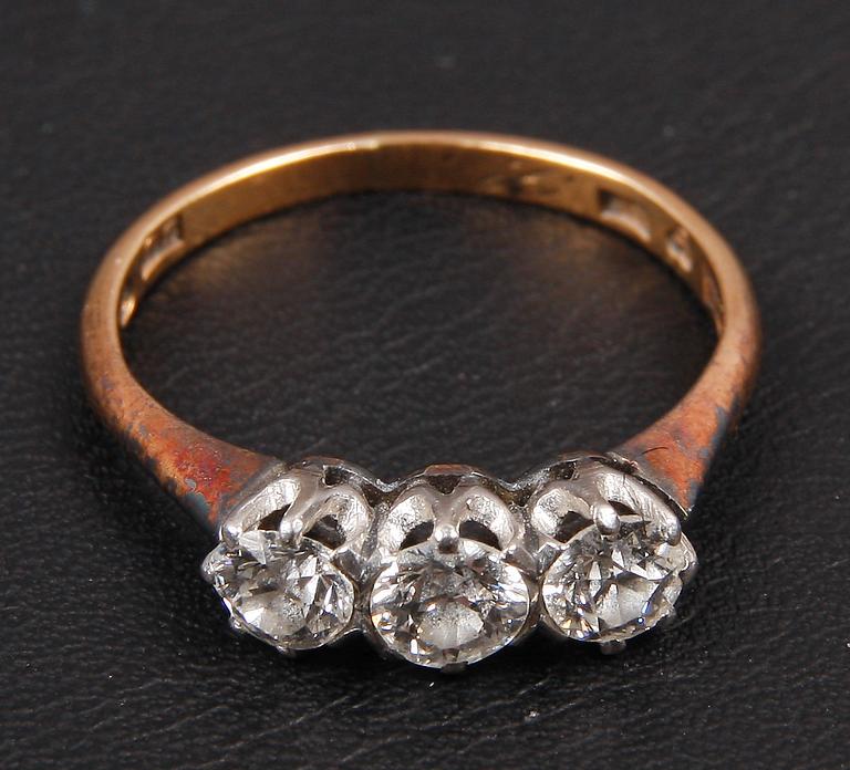 RING, 3 gammalslipade diamater ca 0.55 ct samt 18 K guld.
