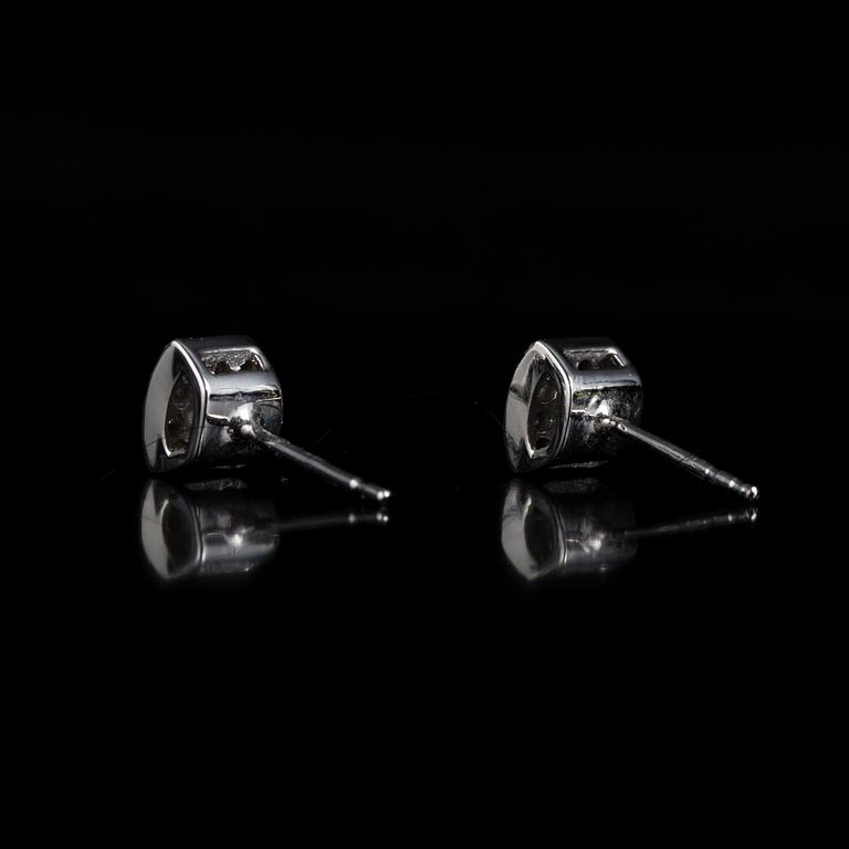 ÖRHÄNGEN, 14K vitguld, 24 x 0,01 ct, 1900-talets slut. Vikt 1,6 g.