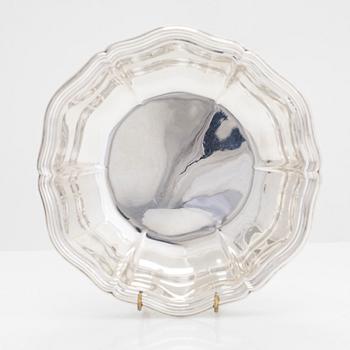 Uppläggningsfat, 4 st, och skålar, 2 st, silver, svenska, danska och finska stämplar 1918-1948, samt försilvrad coaster.