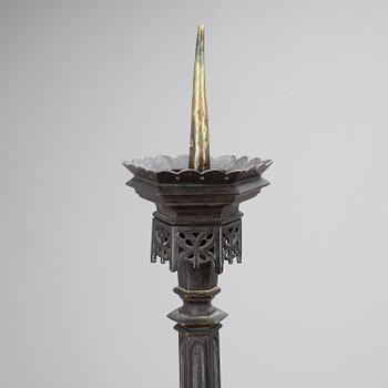LJUSSTAKAR, ett par, nygotik, sent 1800-tal.