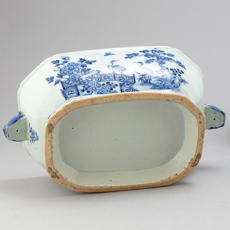 A blue and white export porcelain tureen with deep dish, Qing dynasty, Qianlong (1736-95).