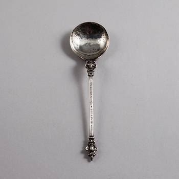 537. RYYPPYLUSIKKA, hopeaa, 1700-luku. Paino 41 g.