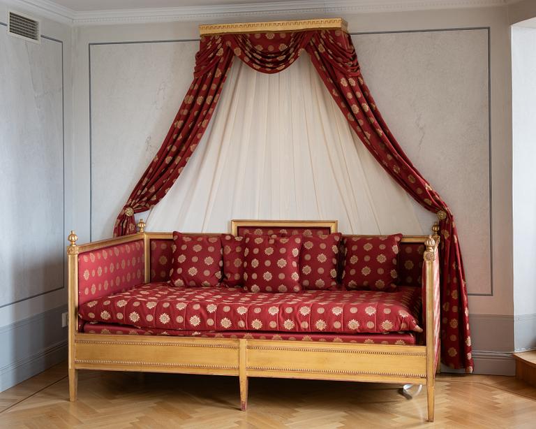 A gustavian style bed.