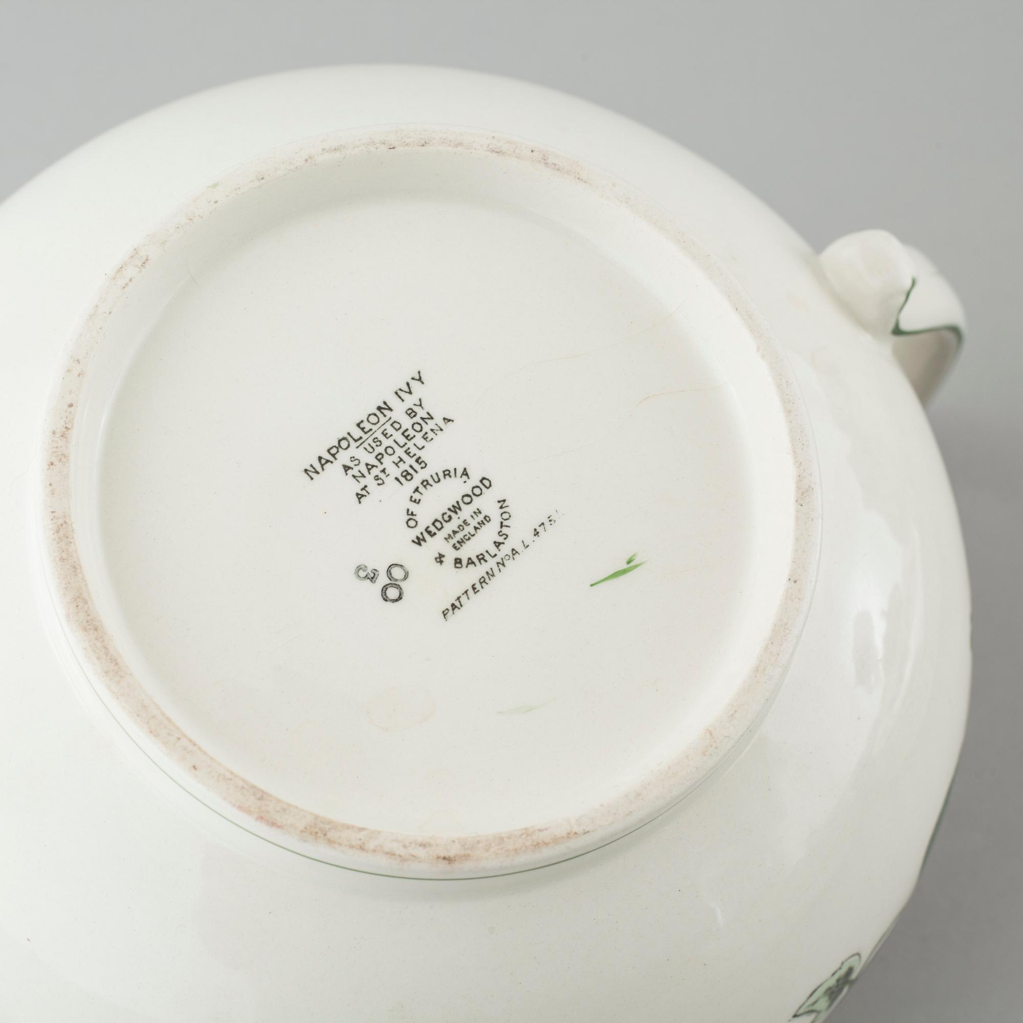 22 pieces of "Napoleon Ivy" in earthenware, made by Wedgewood, 20th century.