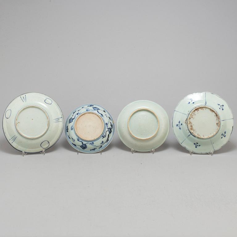 Four blue and white dishes, Ming dynasty (1368-1644), and one Japan, Edo (1603-1867).