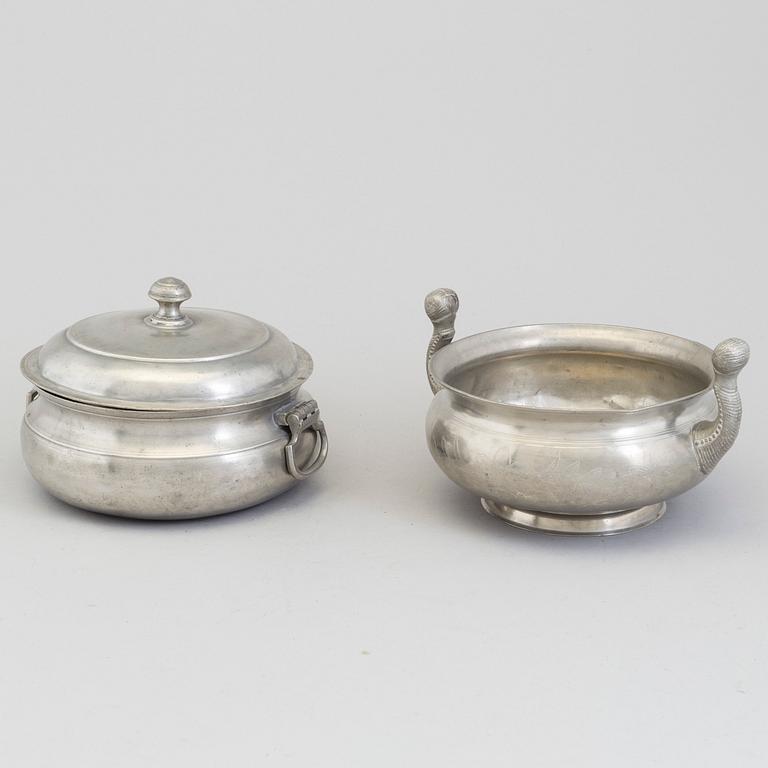 GRÖTSKÅL OCH KALLSKÅL, tenn, 1800-tal.