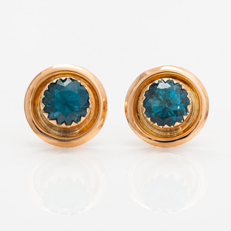 A pair of 14K gold earrings with zircones.