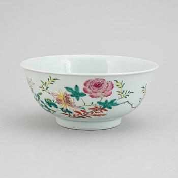 A famille rose porcelain bowl, Qing dynasty, 18th century.