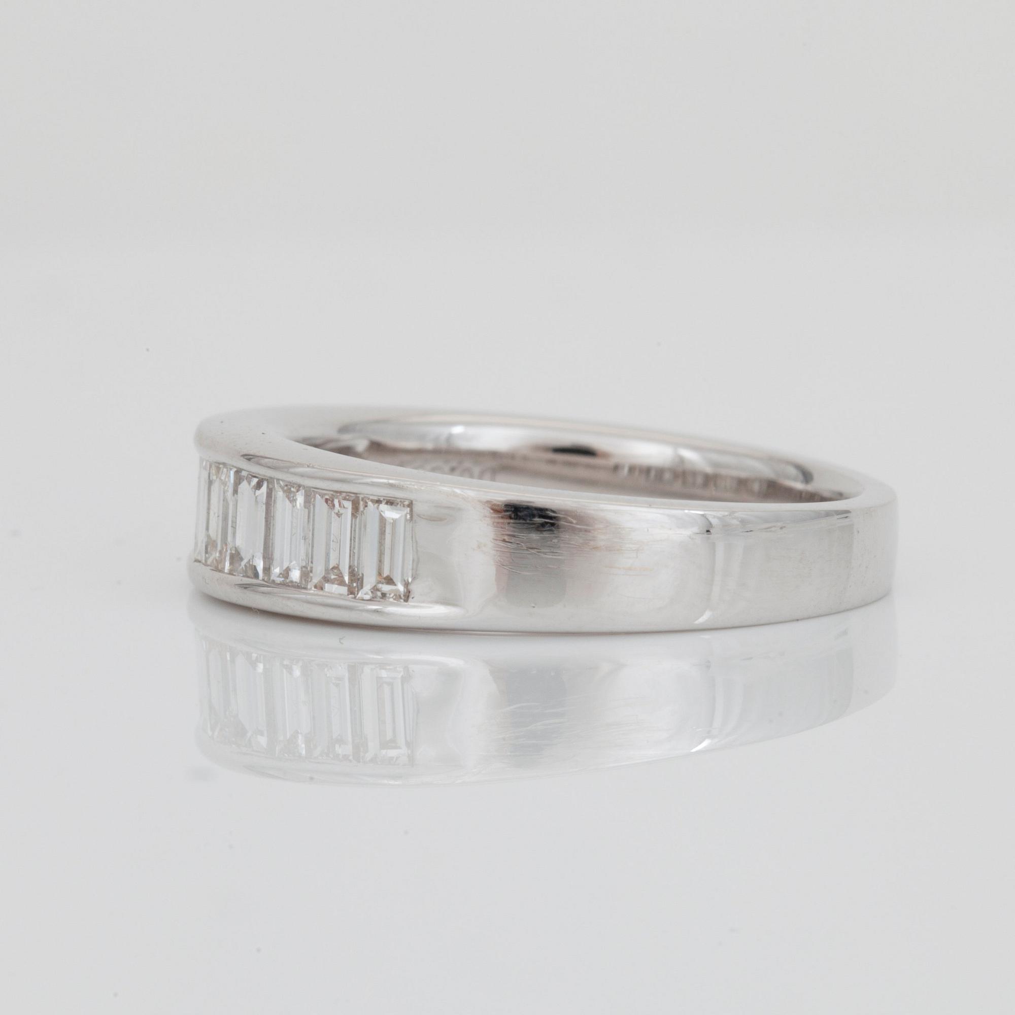RING med baguetteslipade diamanter, totalt ca 0.80 ct.