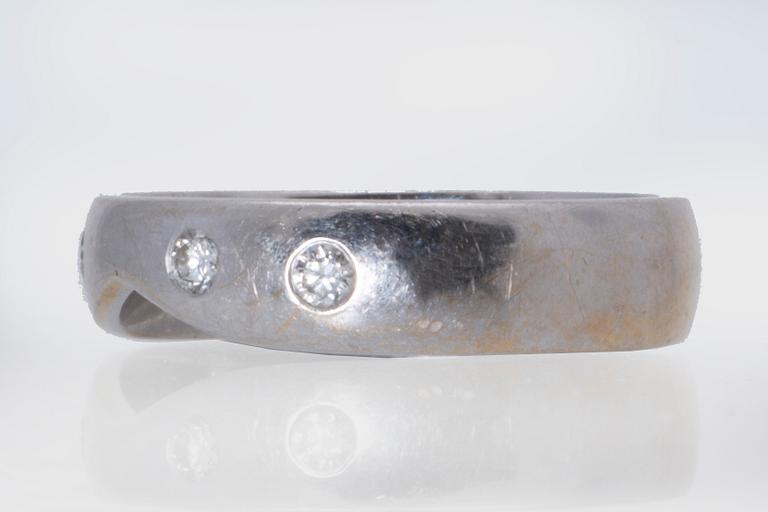 Ring 18k whitegold 4 brilliant-cut diamonds approx 0,15 ct, size 56,5.