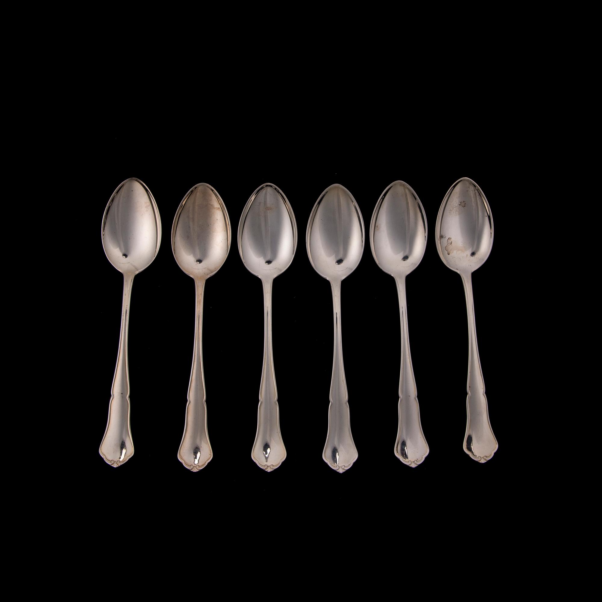 BESTICKUPPSÄTTNING i SCHATULL, 35 delar, silver, "Chippendale". Vikt utan knivar och tårtbestick 710 g.