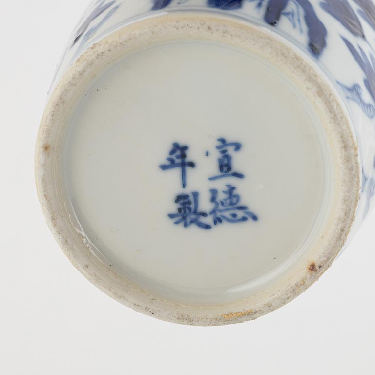 Two Chinese blue and white vases, 19th/20th century.