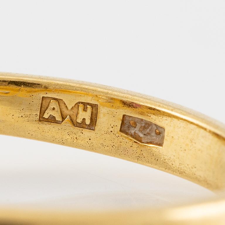 Ring 18K guld med en fasettslipad rubin samt två triangelformade briljantslipade diamanter.