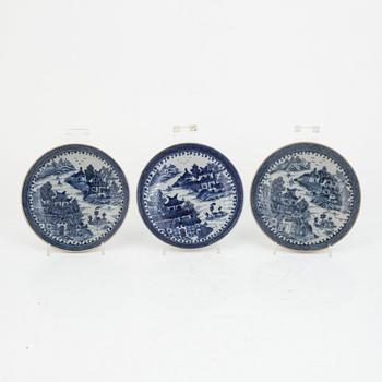 Five Chinese blue and white bowls and three plates, Qing Dynasty, circa 1800.