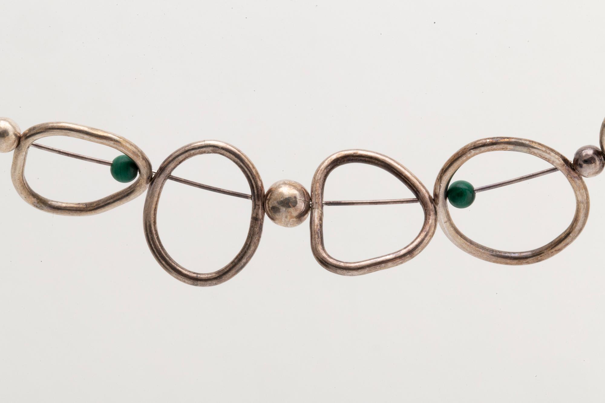 3 silvercollier, malakitkulor, pärlemor och rött stenämne, virad halsring Georg Jensen.