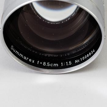 A chrome Leica Summarex f=8,5 cm 1:1,5 lens no 1008834 designed by av Max Berek, Ernst Leitz, Wetzlar . 1943-1960.