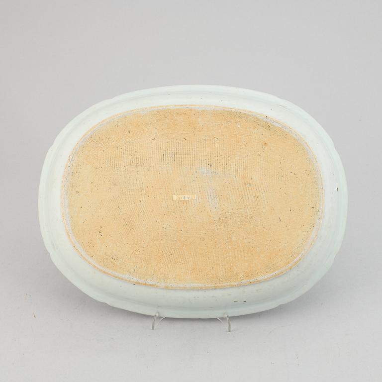 Skålfat, ovalt, kompaniporslin. Qingdynastin, Qianlong (1736-95).