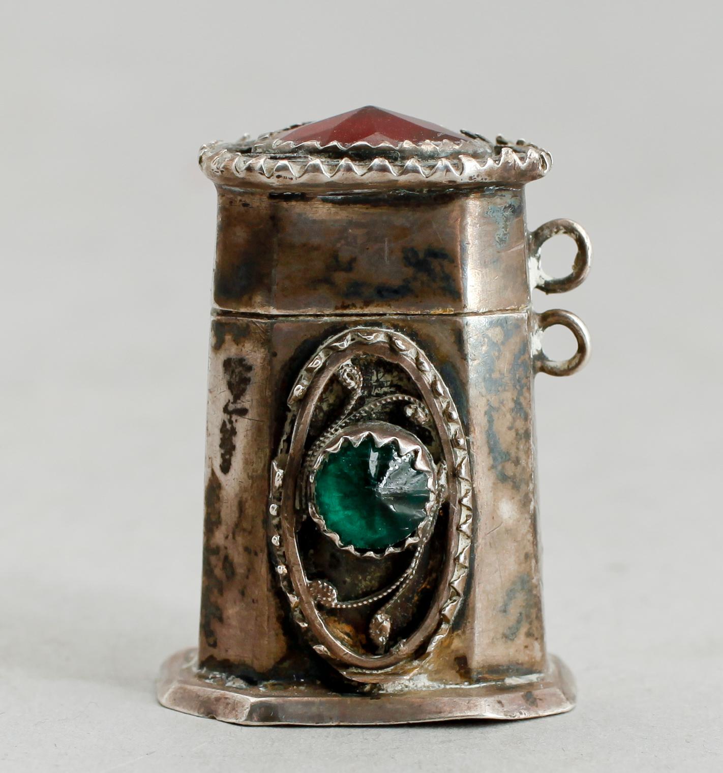 DOSA, silver, sannolikt Alexander Magnus Lundström, Visby 1803-1851. Vikt ca 23 g.
