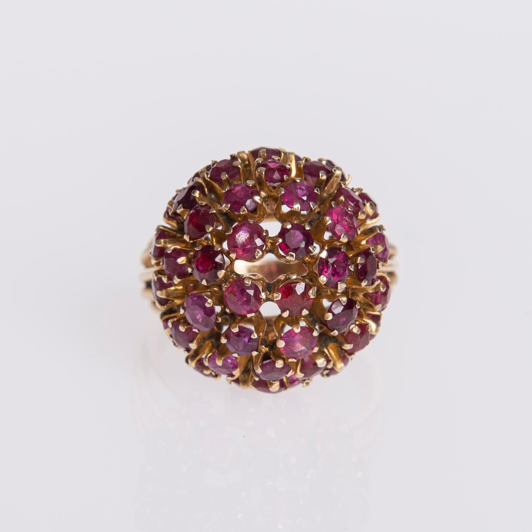 RING, ljusröda safirer, 18K guld.