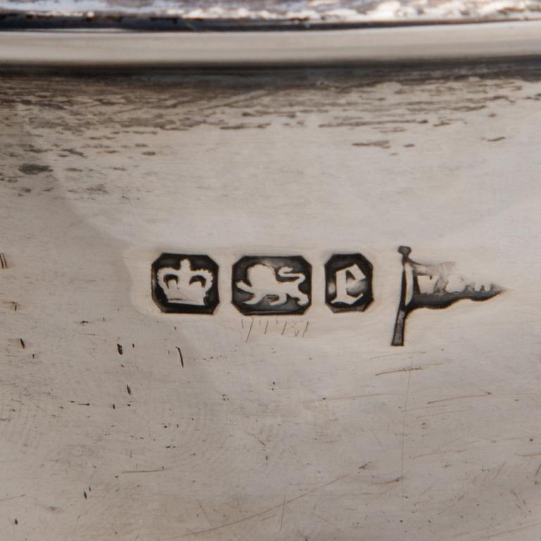 Late Victorian Silver Bowl, marks of Walker & Hall, Sheffield 1897.