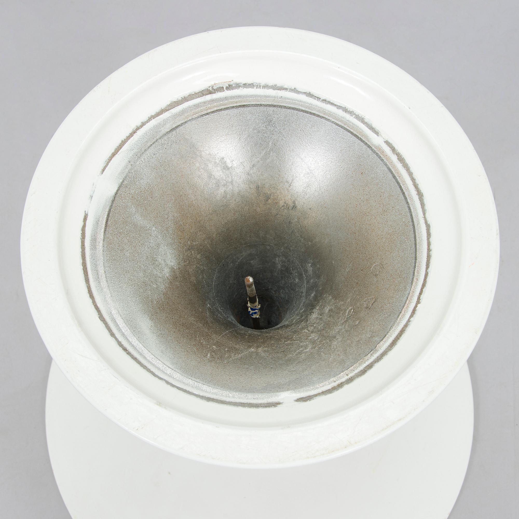 Eero Saarinen, pöytä, "Tulip", Artek. Lisenssillä valmistettu Billnäsin tehtailla, Fiskars, 1900-luvun puoliväli.