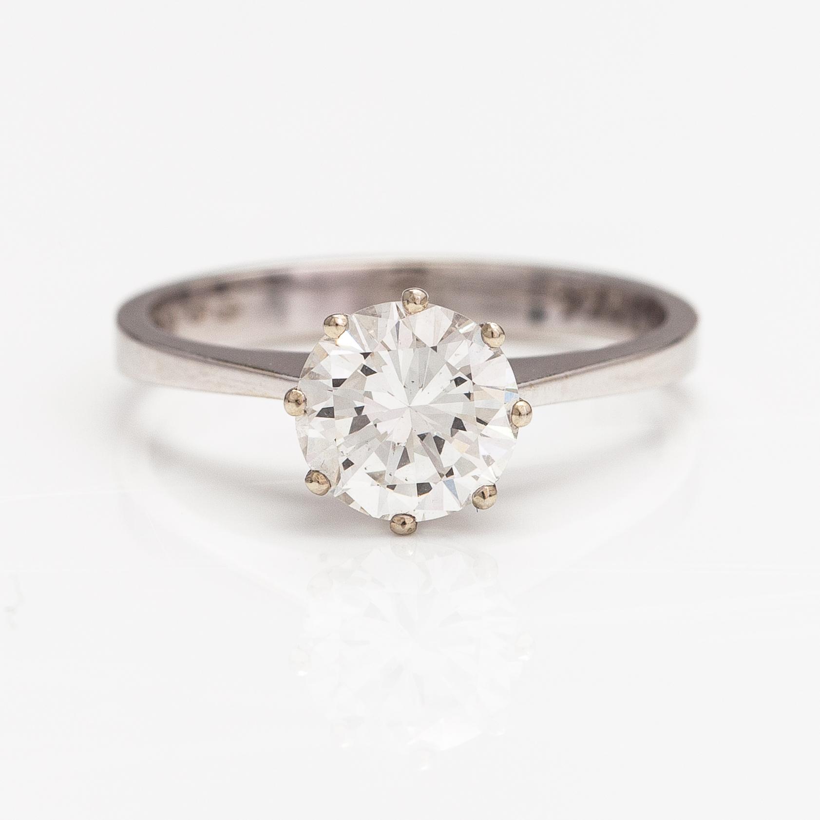 Sormus, 18K valkokultaa, timantti n. 1.35 ct. Tolvanen L & kumpp, Helsinki 1974.