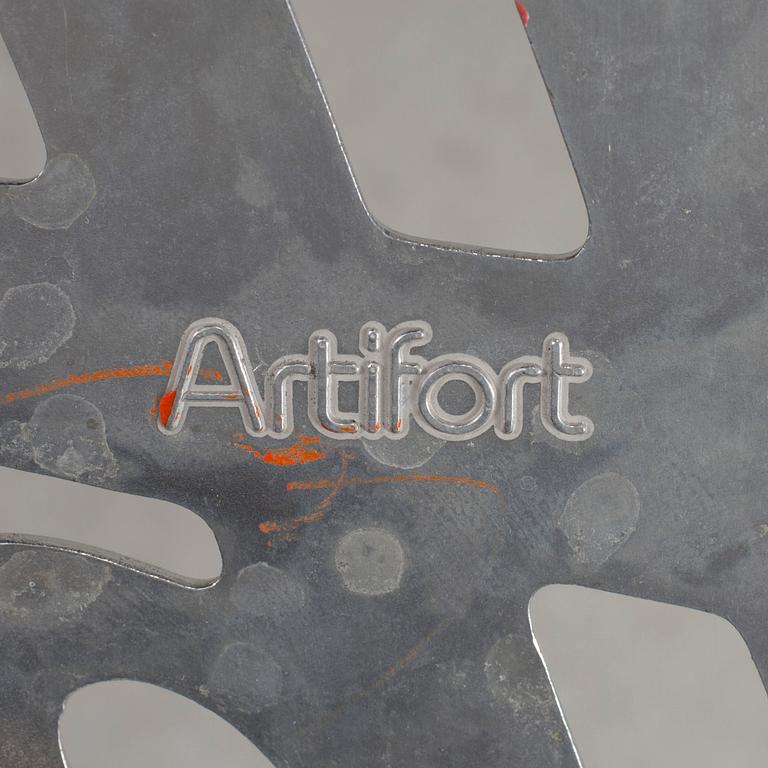 JEREMY HARVEY, an aluminium 'Hello There' Chair from Artifort.