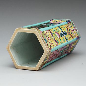VAS, porslin. Qing dynastin, 1800-tal.
