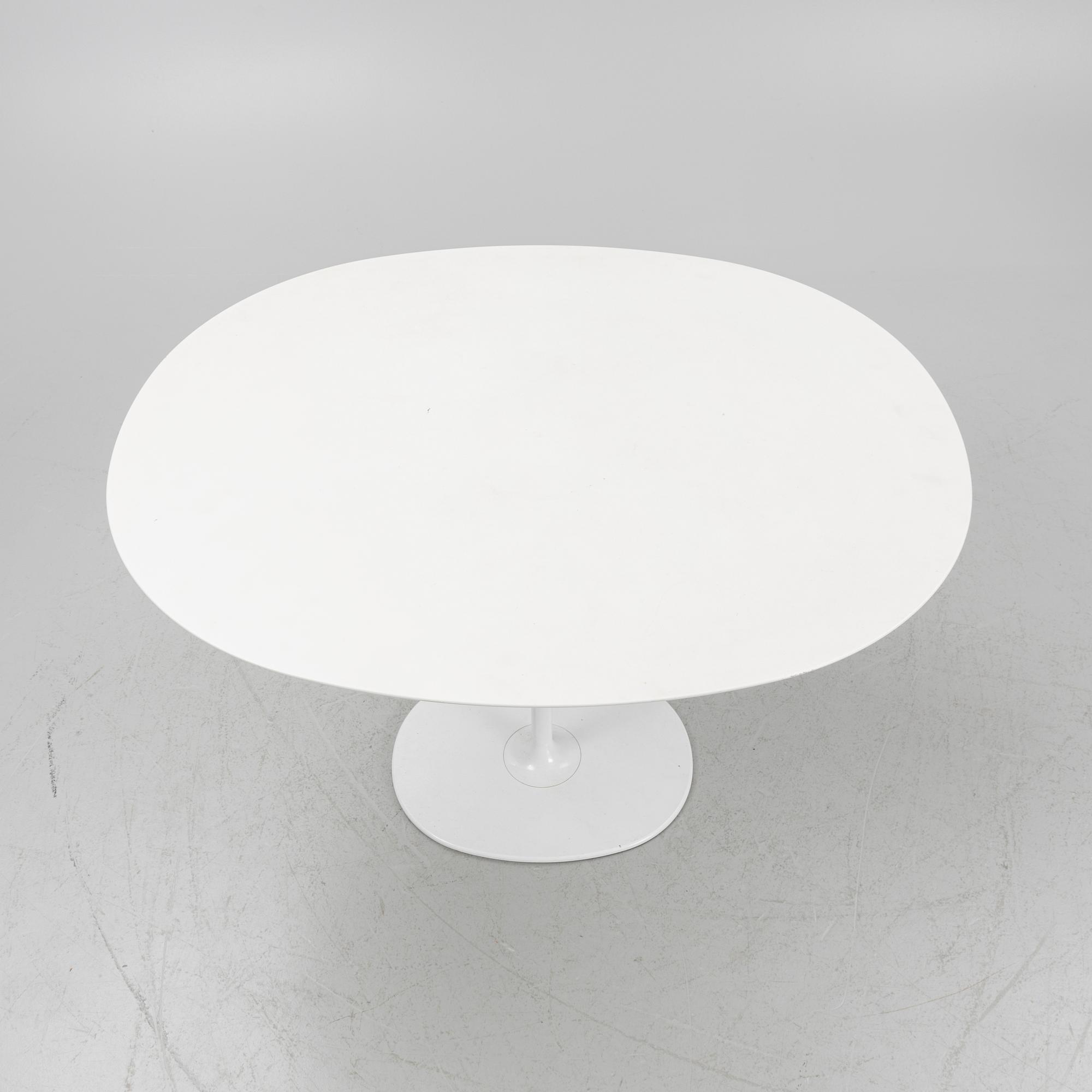 A "Dizzie" table and four "Catifa 46" chairs from Arper.