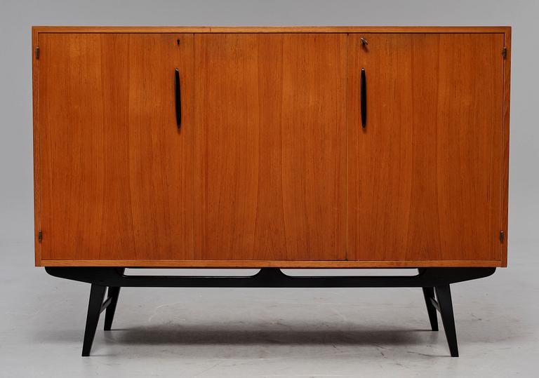 SIDEBOARD, 1900-talets mitt.