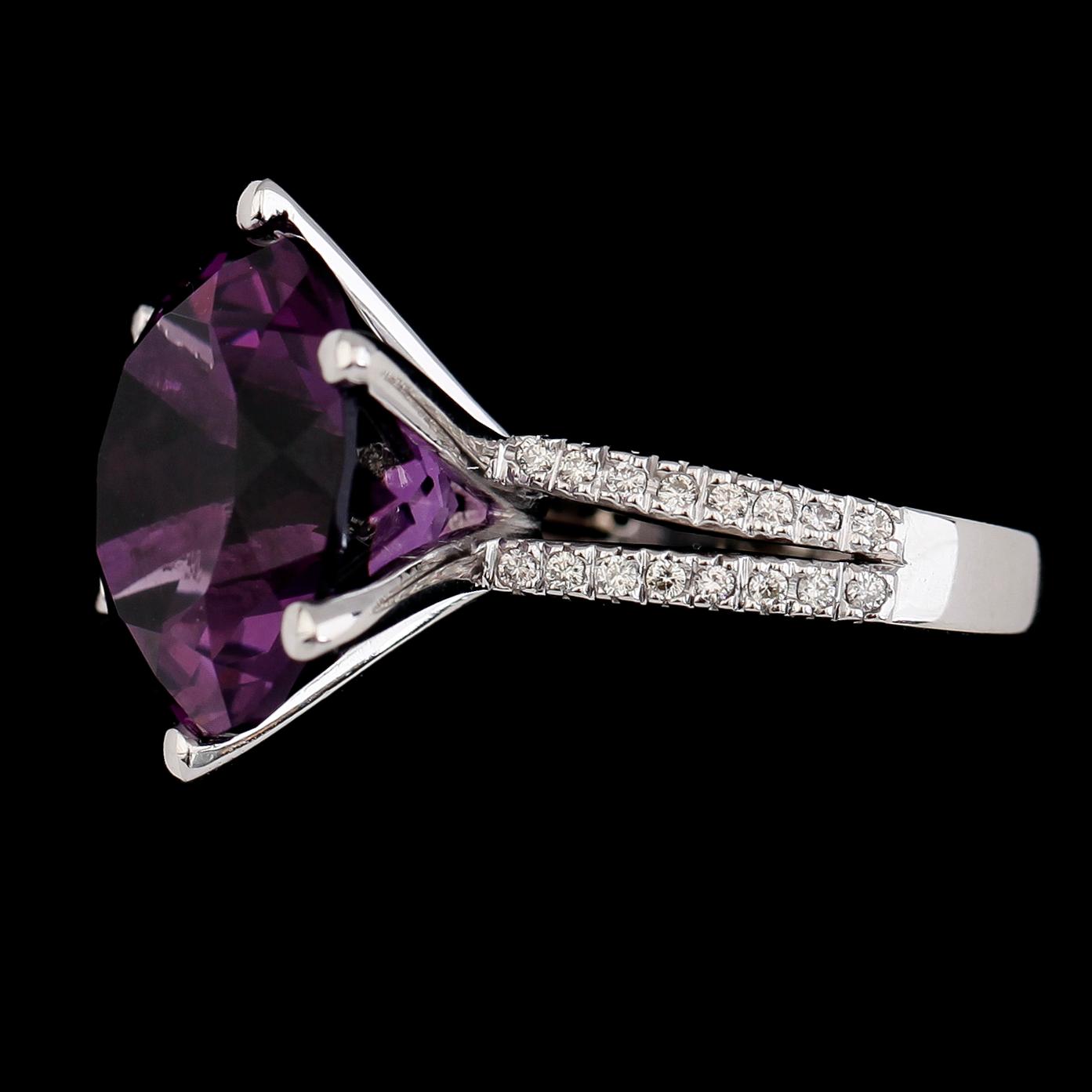 RING, 18K vitguld, briljantslipade diamanter och ametist ca 12.00 ct. Total vikt ca 11 g.